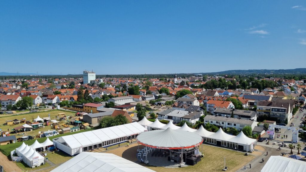 Blick über das Hessentagsgelände und Pfungstadt